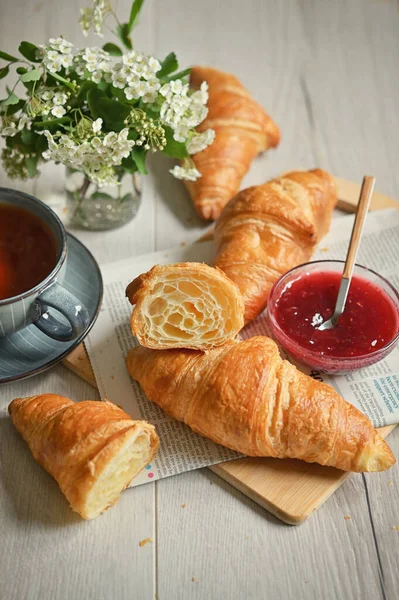 Szekrényasztal Frissen Sült Croissant Nal Teával — Stock Fotó