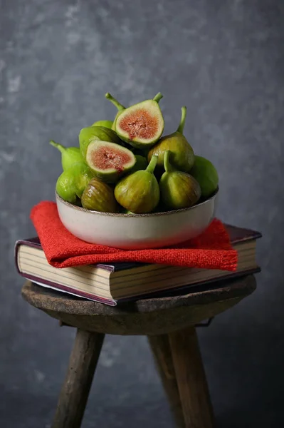 Ripe Figs Heap Book Old Wooden Stool Studio — Stock Photo, Image