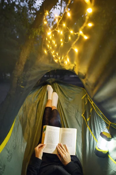 Camping Nattskogen Med Gnistrar Kvinnan Som Ligger Hammock — Stockfoto