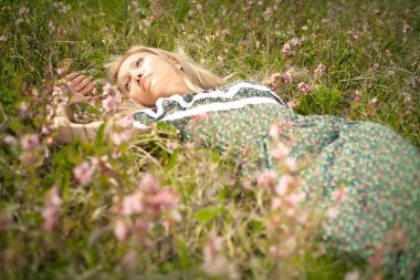 Asyalı kadın üzerinde çim ve çiçek bir portre