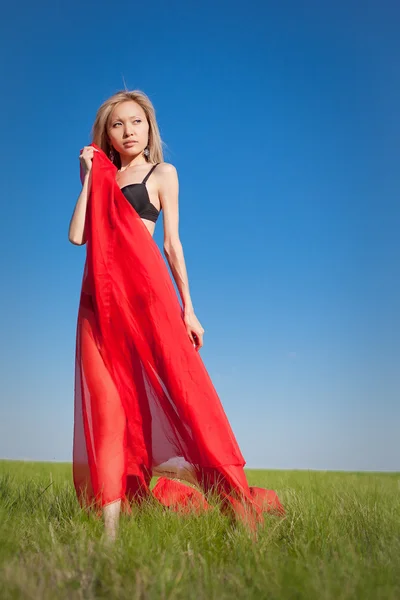 Portrait asiatique jeune femme avec tissu rouge — Photo