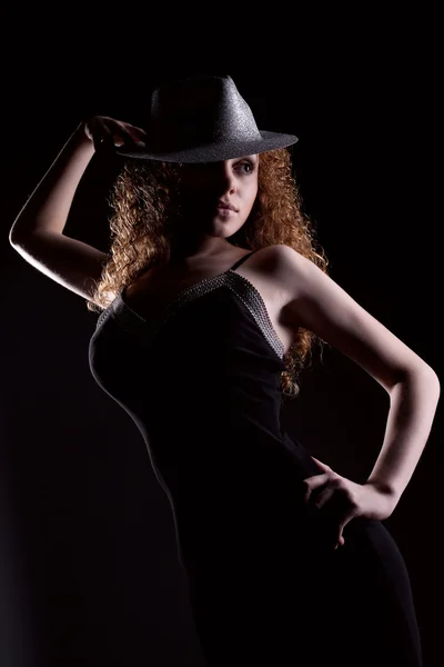 Femme dans chapeau studio tourné — Photo