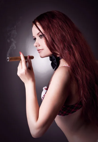 Žena s sigar studio shot — Stock fotografie