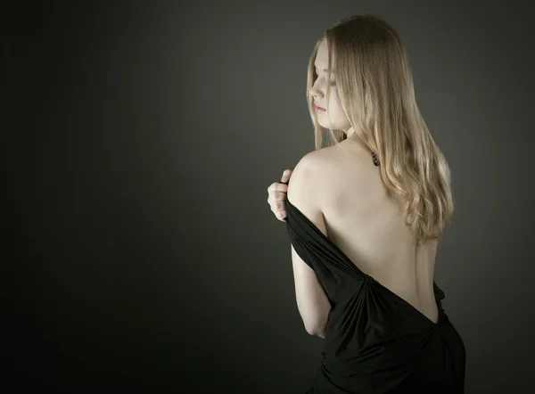 Femme en robe sexy sur un fond sombre Photo De Stock