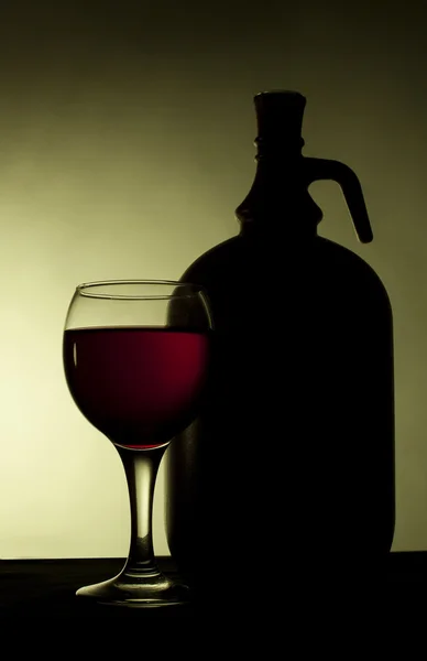 Láhev a sklenice červeného vína — Stock fotografie