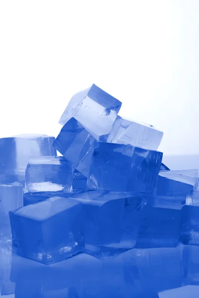 Cubos de gelo azul no fundo branco. — Fotografia de Stock