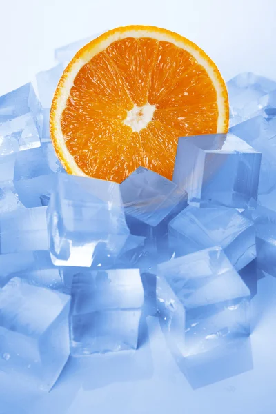 Orange mit Eiswürfeln Foto — Stockfoto