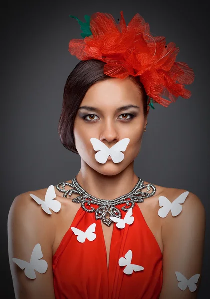 Vrouw gezicht met vlinder studio portret — Stockfoto