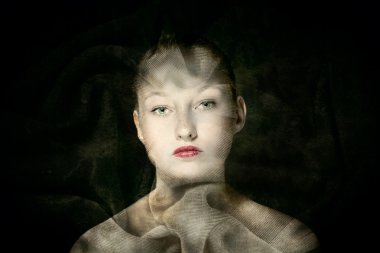 kumaştan yapılan kadın