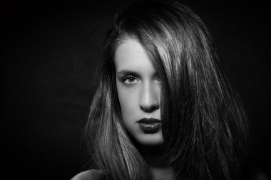 uzun tüyleri olan dişi