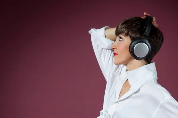 Mujer con auriculares escuchando música - Estilo retro — Foto de Stock