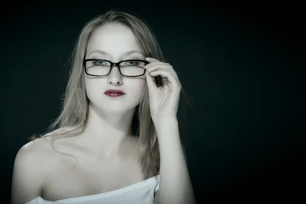 Belle femme blonde avec des lunettes — Photo