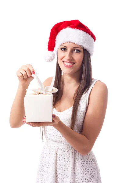 Lächelndes Mädchen mit Weihnachtsgeschenk - isoliert — Stockfoto