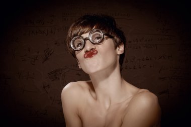 inek kahverengi zemin üzerinde