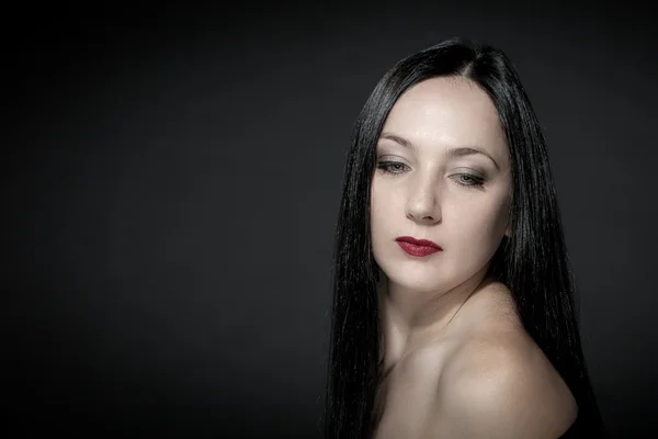 Портрет красивої дівчини з чорними волоссям — стокове фото