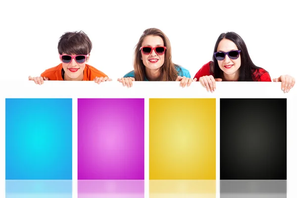 Tres damas con tablero de mensajes CMYK — Foto de Stock