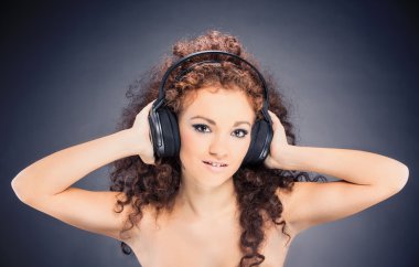 Portret van sexy vrouwelijke deejay