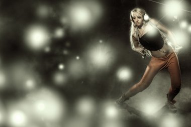 kulaklıklar ile dans seksi sarışın kadın