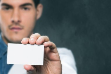 Doktor bize onun kartvizit sunan