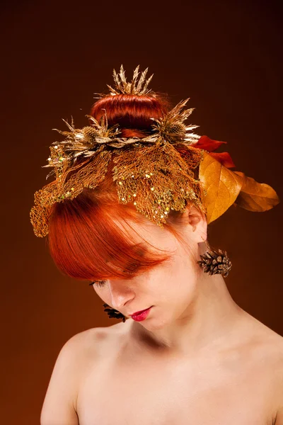 Retrato de beleza de cabelo vermelho fêmea com mak de estilo de cabelo luxuoso — Fotografia de Stock