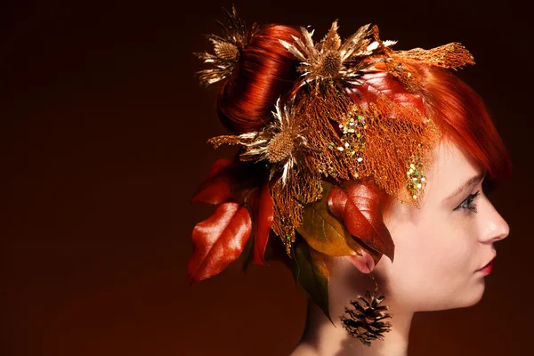 Protrato de beleza de cabelo vermelho feminino com estilo de cabelo luxuoso — Fotografia de Stock