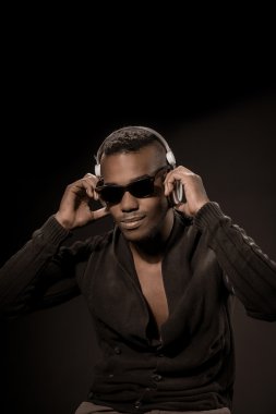 tipo afro americano con auriculares escuchar música