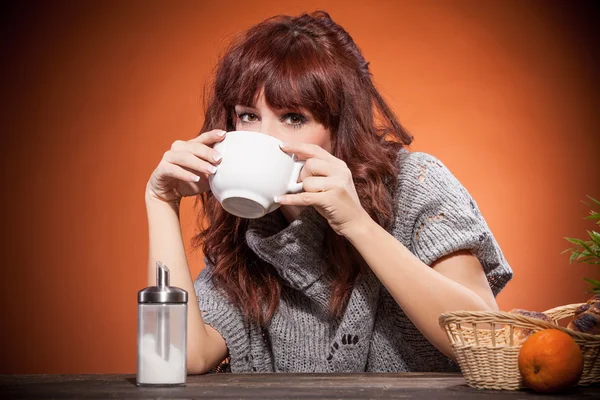 Mulher está tomando café da manhã — Fotografia de Stock