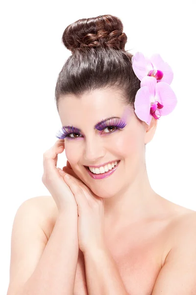 Belle maquillage de printemps avec des fleurs d'orchidée — Photo