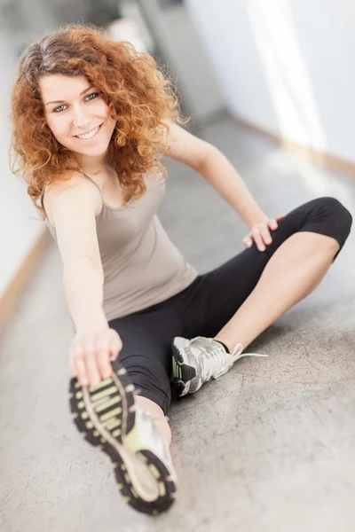 Junge Frau turnt mit einem Gymnastikball — Stockfoto