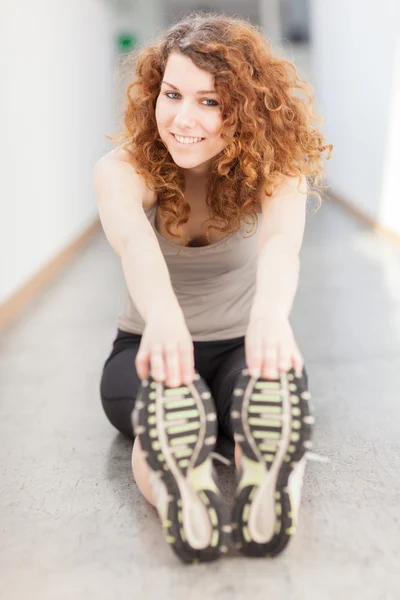 Young woman doing exercise with a gym ball — Stock Photo, Image