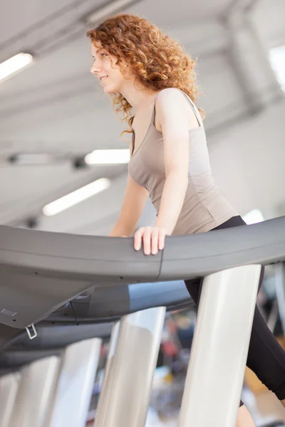 Kadın üzerine bir treadmill egzersiz yapıyor — Stok fotoğraf