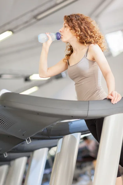 Kadın üzerine bir treadmill egzersiz yapıyor — Stok fotoğraf