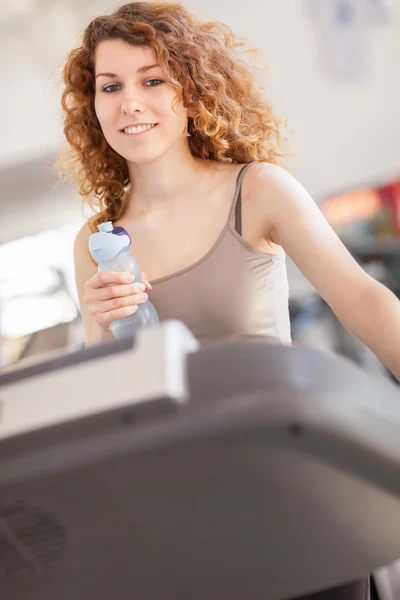 Donna sta facendo allenamento su un tapis roulant — Foto Stock