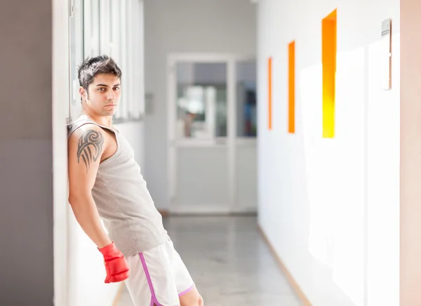 Boxer avec gants rouges dans une salle de gym — Photo