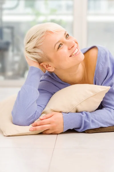 短い毛、枕の上に敷設と笑顔の女性 — ストック写真