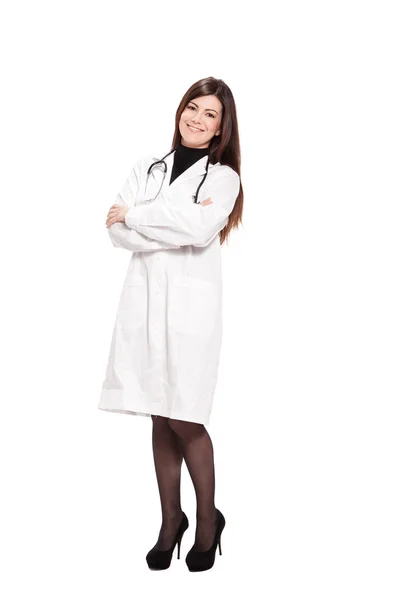 Привлекательная женщина-врач на белом изолированном фоне — стоковое фото