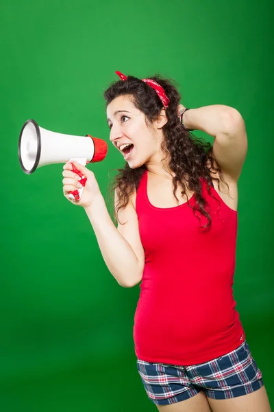 Молодая женщина кричит через Мегафон — стоковое фото