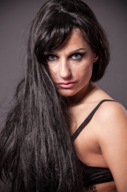 seksi esmer kadın iç çamaşırı giyiyor uzun siyah saçları ile