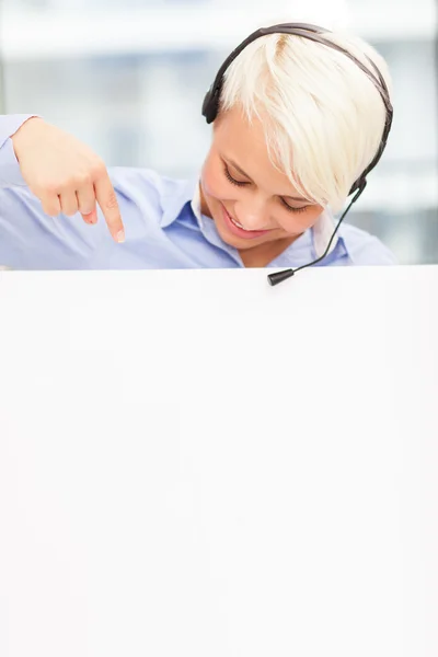 Assistente di supporto che indica con un dito su un banner — Foto Stock