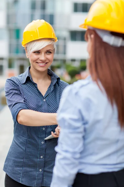 Two Constructors meet and shaking hands — Stock Photo, Image