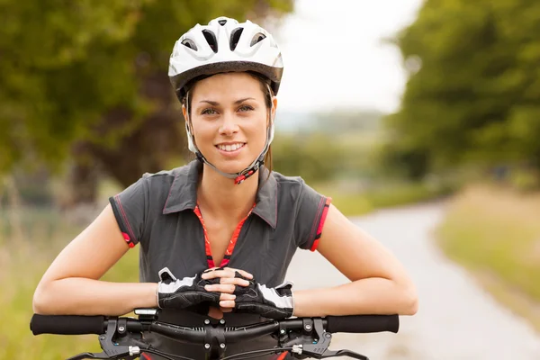 Ritratto di donna con mountain bike — Foto Stock