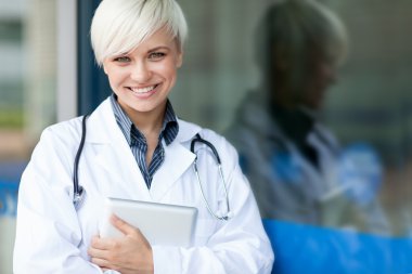 Çekici kadın doktor.