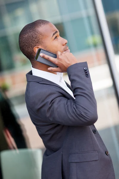 Succesvolle Afrikaanse zakenman bellen terwijl glimlachen — Stockfoto