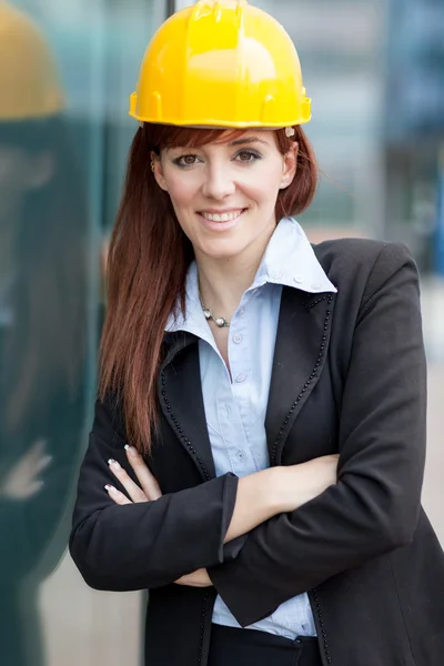 Portret van vrouwelijke constructor met blauwdrukken — Stockfoto