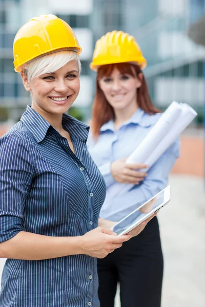 Duas construtoras femininas — Fotografia de Stock