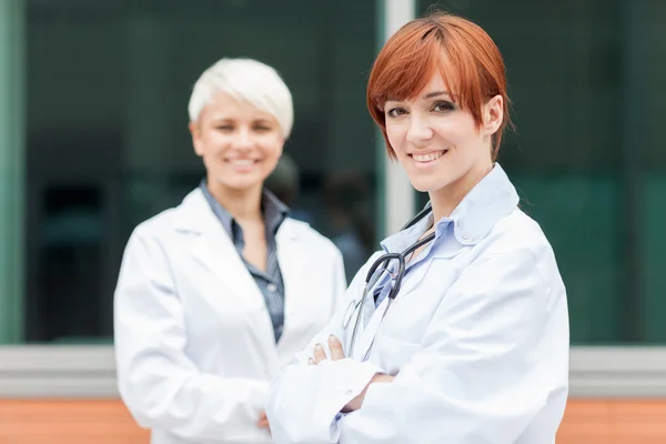 Portrait of two female doctors — Stock Photo, Image