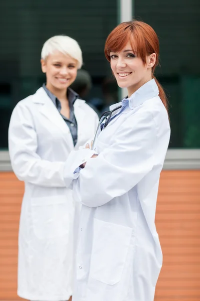 Portrait of two female doctors — Stock Photo, Image