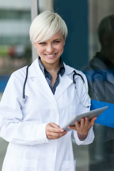 Médica feminina atraente — Fotografia de Stock