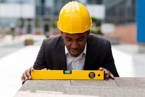 Construction engineer working with level — Stock Photo, Image