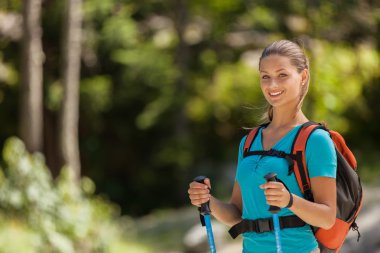 trekking kıyafeti ile güzel bir kadın